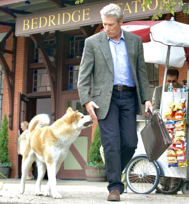 Hachi greets Professor Parker (Richard Gere) at train station